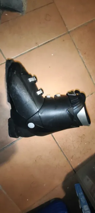 Botas de esquí negras.