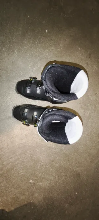 Botas de esquí negras.