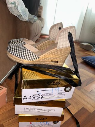 Cuñas cuadros azul y blanco con cordón