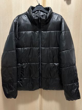Chaqueta acolchada negra brillante