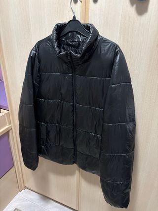 Chaqueta acolchada negra brillante