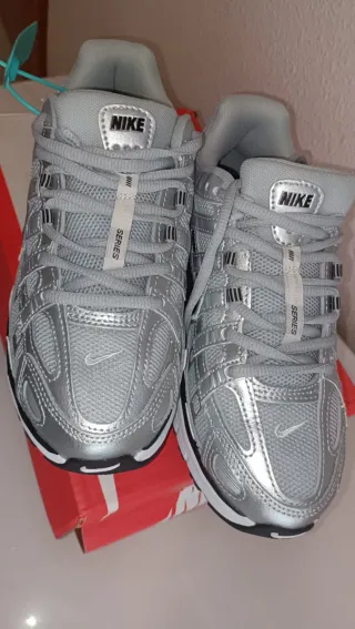 Zapatillas Nike Plata y Blanco