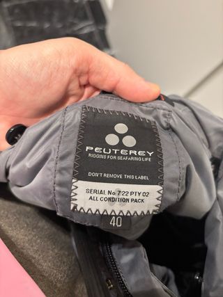 Abrigo Peuterey gris talla 40, es como una 38