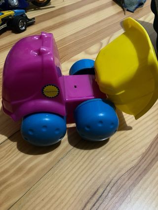 Coche de juguete rosa y amarillo