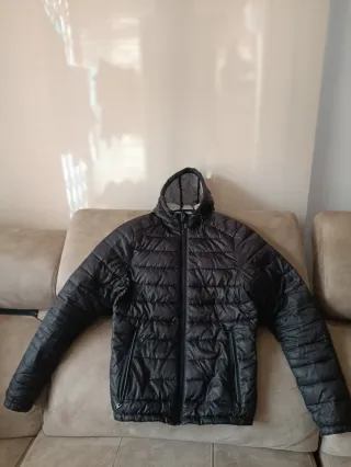 Chaqueta negra acolchada con capucha