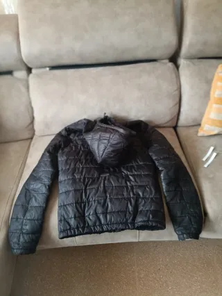 Chaqueta negra acolchada con capucha