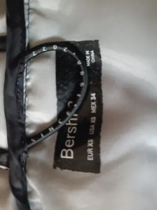 Chaqueta negra acolchada con capucha