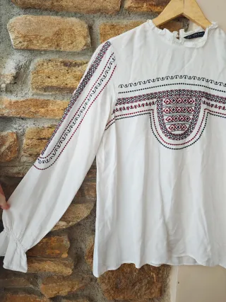 Blusa Zara bordada blanca