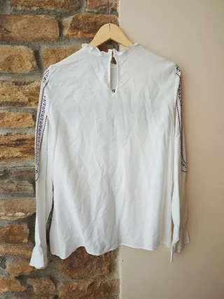 Blusa Zara bordada blanca