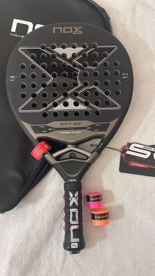 Pala Nox AT10 Pro Cup Hard 2026 y overgrips