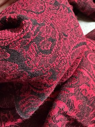 Bufanda de seda roja y negra