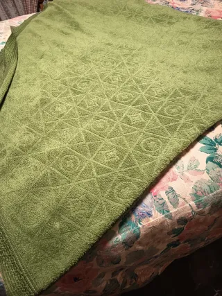 Falda de mesa verde botella