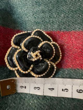 Broche Flor Negra con Perlas y Dorado