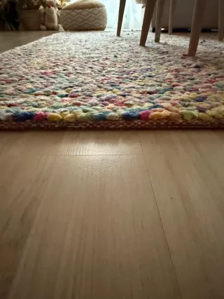 Alfombra de lana multicolor hecha a mano.