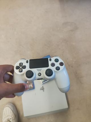 PS4 Pro Blanca + 2 Juegos