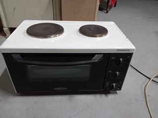 la cocina más pequeña horno y estufa