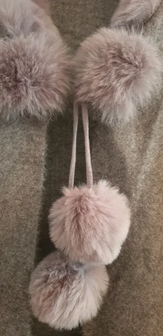 Chal capa gris con pompones