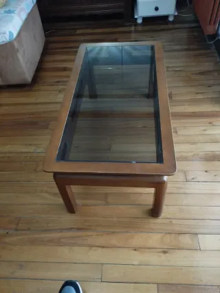 Mesita de centro de madera y cristal