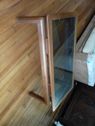 Mesita de centro de madera y cristal