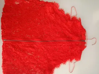 Top encaje rojo sin mangas
