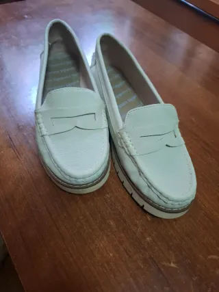 Mocasines blancos de piel