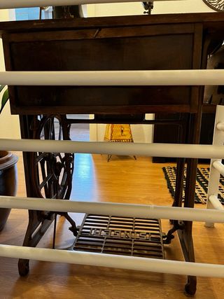 Máquina coser SINGER antigua con su mesa original