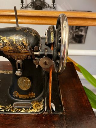 Máquina coser SINGER antigua con su mesa original