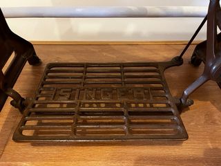 Máquina coser SINGER antigua con su mesa original