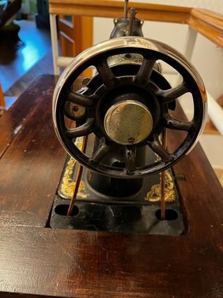 Máquina coser SINGER antigua con su mesa original