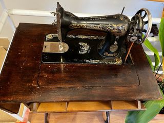 Máquina coser SINGER antigua con su mesa original