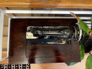 Máquina coser SINGER antigua con su mesa original