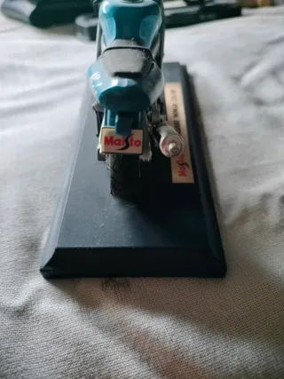 Coche deportivo rojo a escala