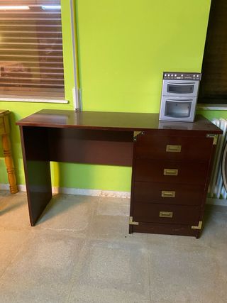 Escritorio de madera marrón