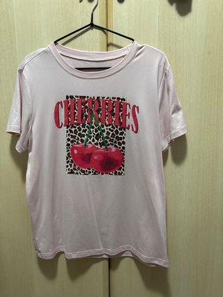 Camiseta rosa con estampado de cerezas