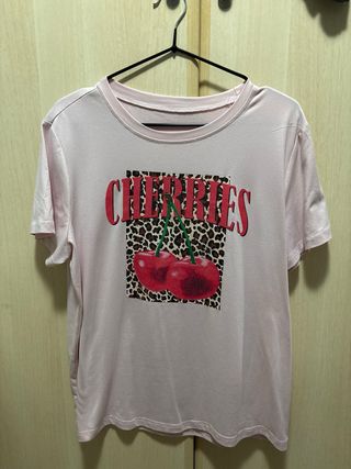 Camiseta rosa con estampado de cerezas