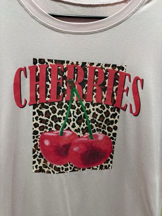 Camiseta rosa con estampado de cerezas