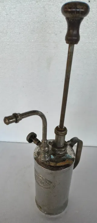 Spruzzatore vintage in metallo