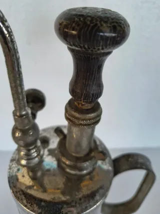 Spruzzatore vintage in metallo
