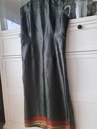 Vestido de seda negro y dorado