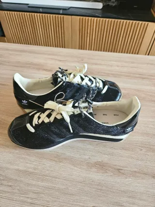 Zapatillas Adidas x SFTM Country Negras