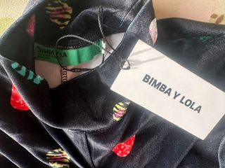 Vestido de terciopelo negro de Bimba y Lola