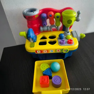 Banco de trabajo infantil con herramientas