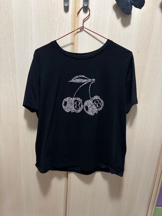Camiseta negra con estampado de cerezas