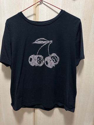 Camiseta negra con estampado de cerezas