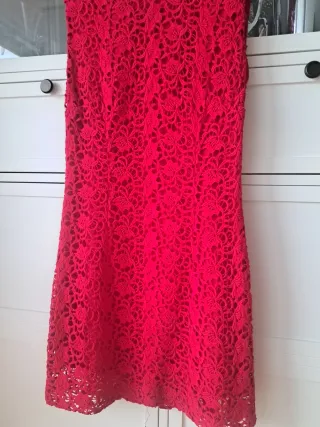 Vestido rojo de encaje para ocasión especial