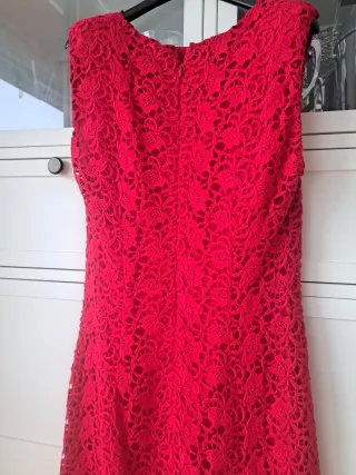 Vestido rojo de encaje para ocasión especial