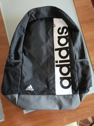 Mochila Adidas Negra y blanca nueva