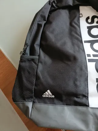 Mochila Adidas Negra y blanca nueva