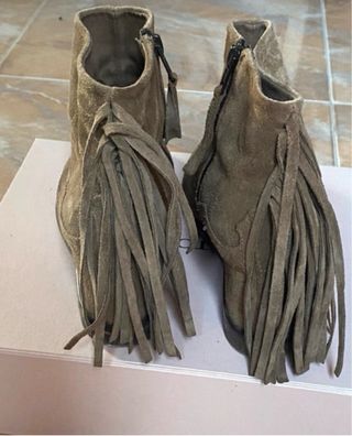 Botines de piel marrones con flecos