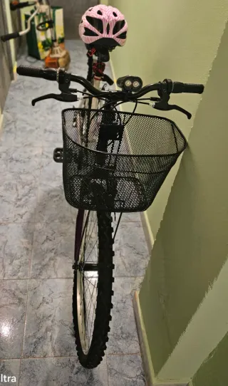 Bicicleta con cesta y casco rosa